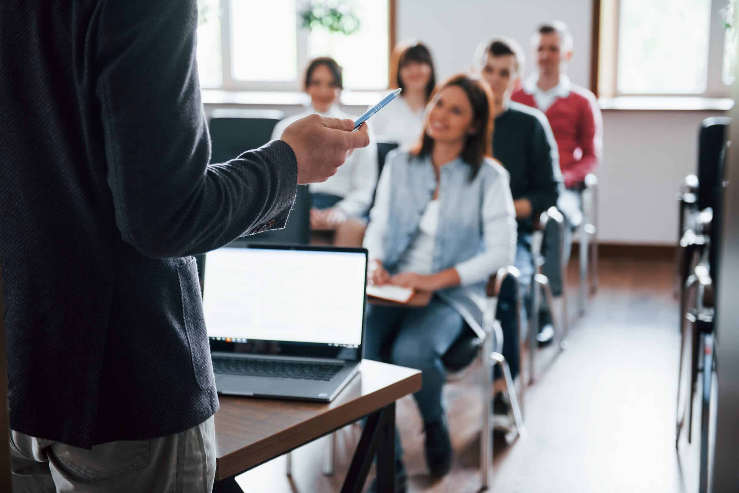 grupo de alunos sentados em uma sala de aula de faculdade