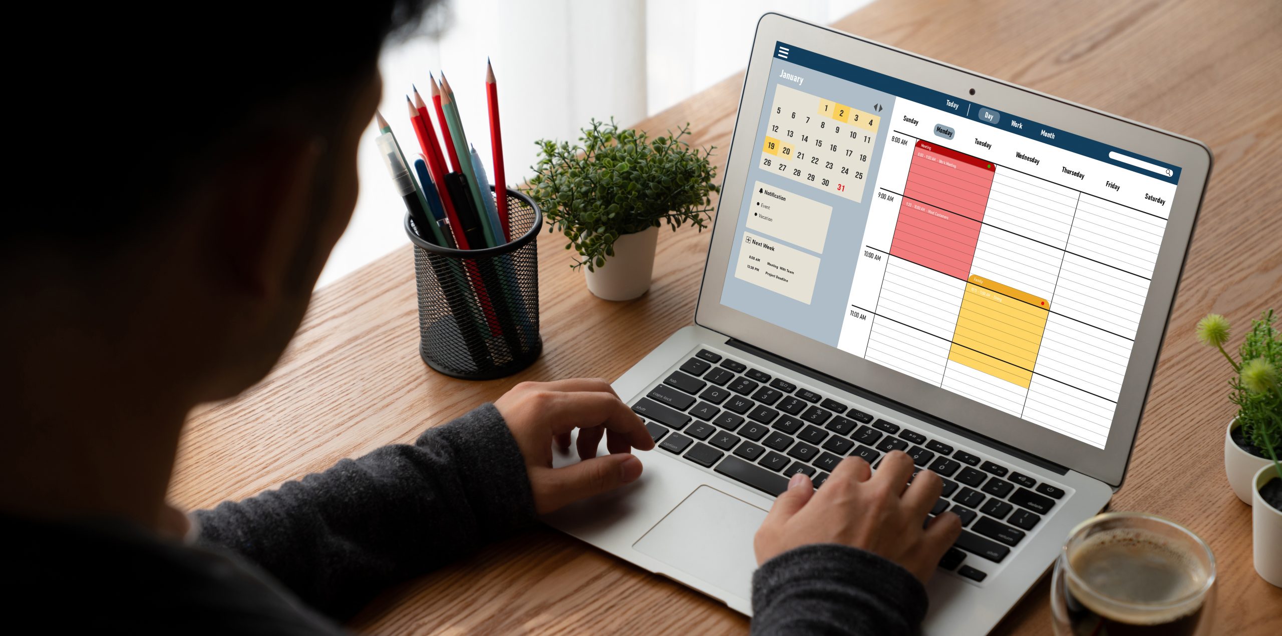 maos masculinas sobre um notebook com aplicativo de gerenciador de tarefas aberto