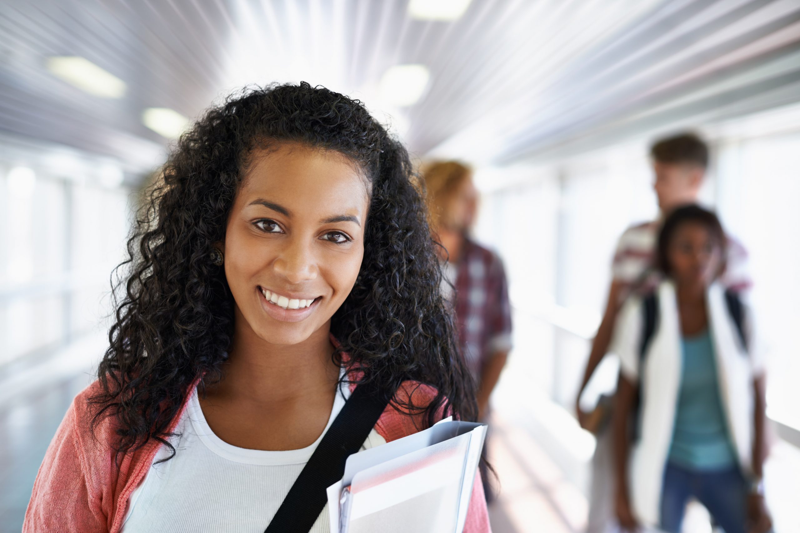 jovem mulher em um corredor da faculdade