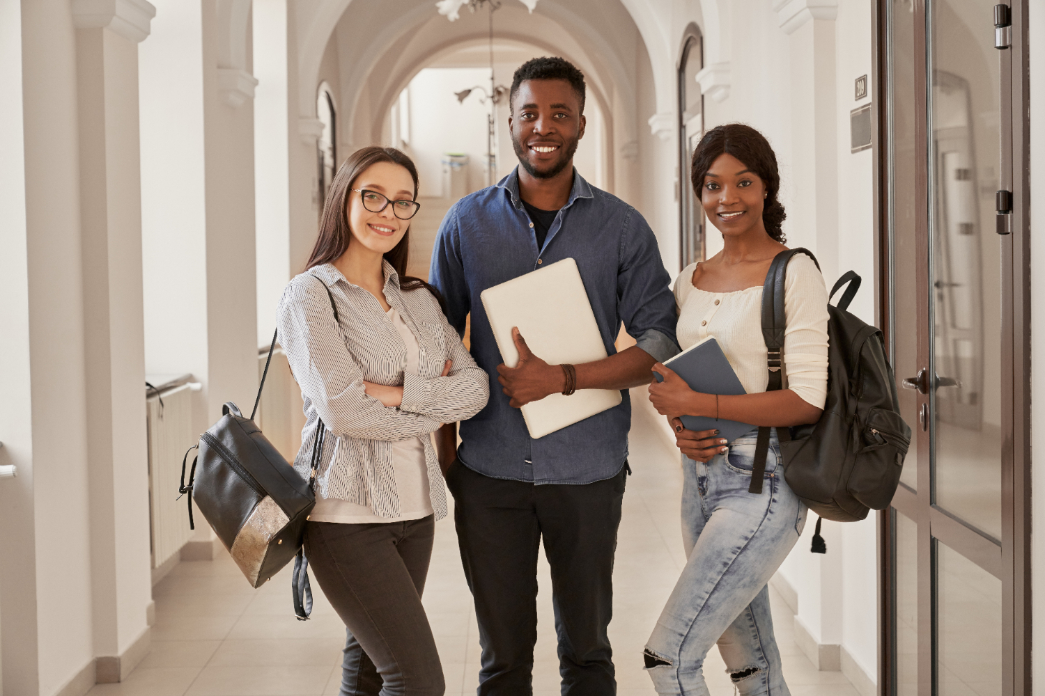 Três jovens na faculdade, após ter ganhado bolsa de estudos.