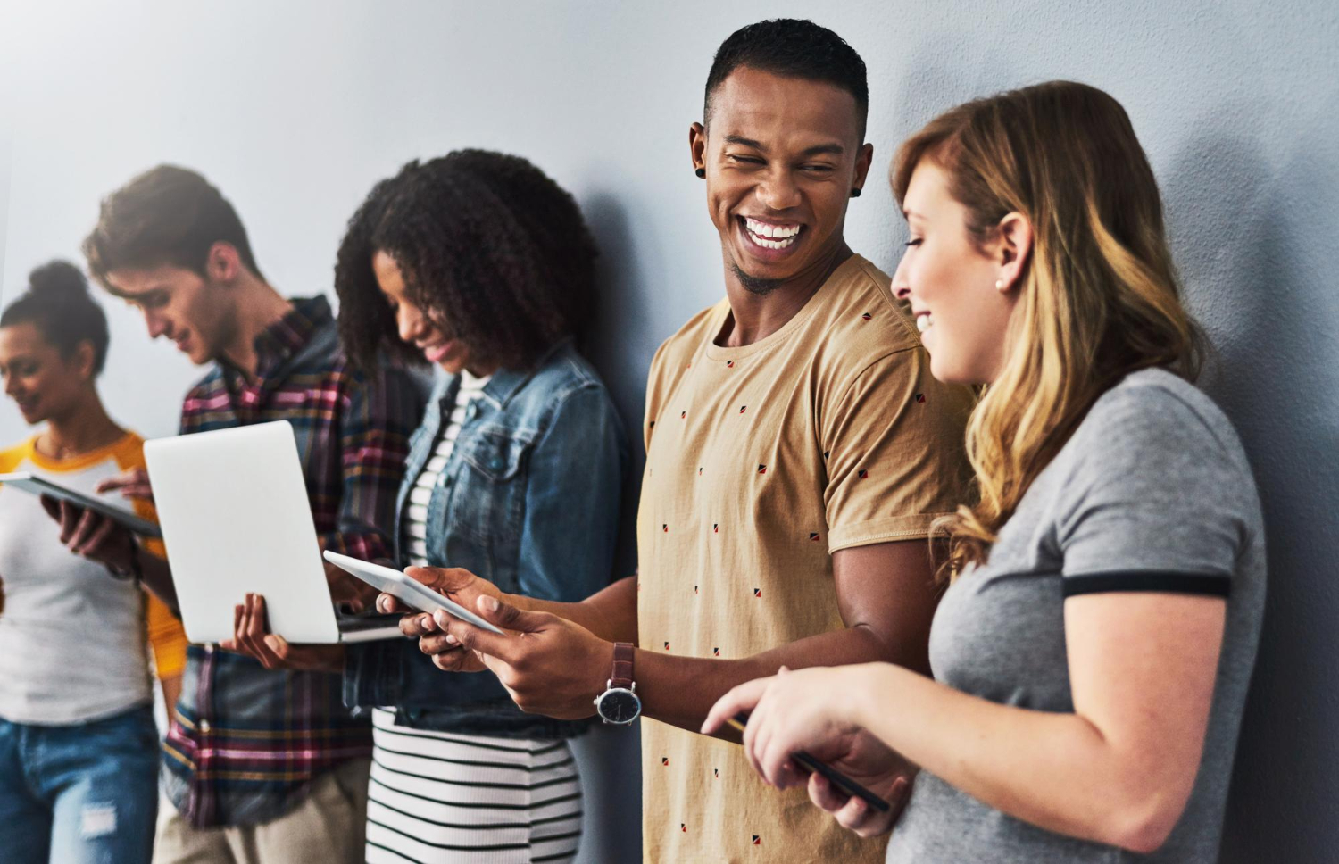 grupo de jovens adultos conversando em pé