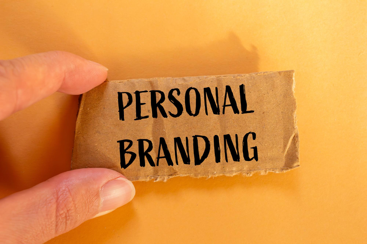 Mão segurando um papel escrito Personal Branding.