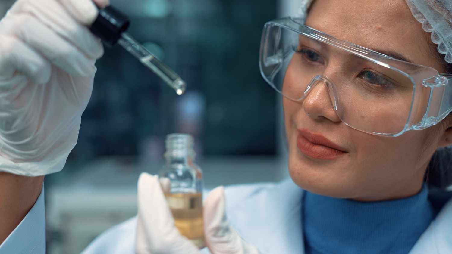 biomédica analisando produto em um conta-gotas