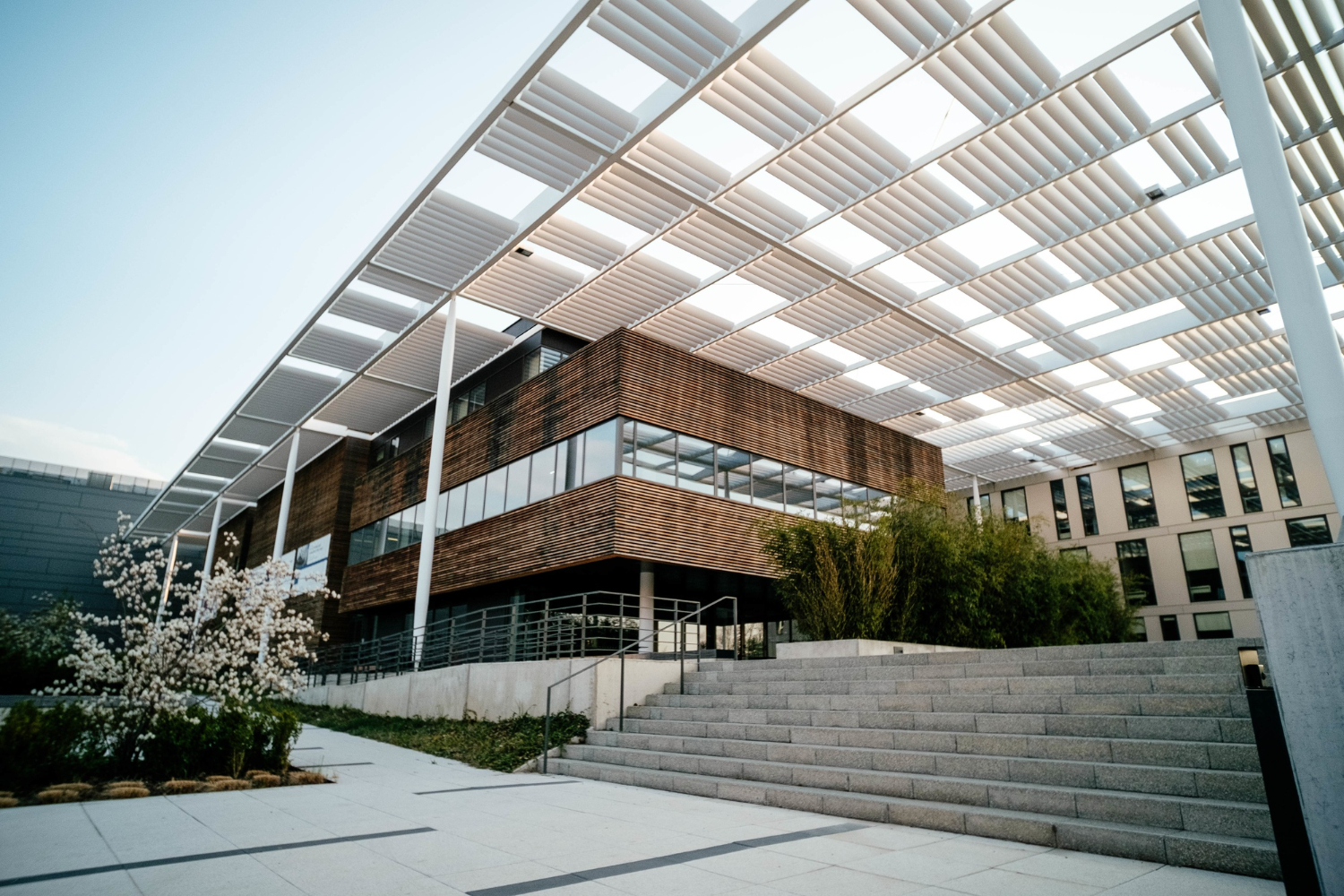 fachada de um prédio moderno, representando as tendências da arquitetura
